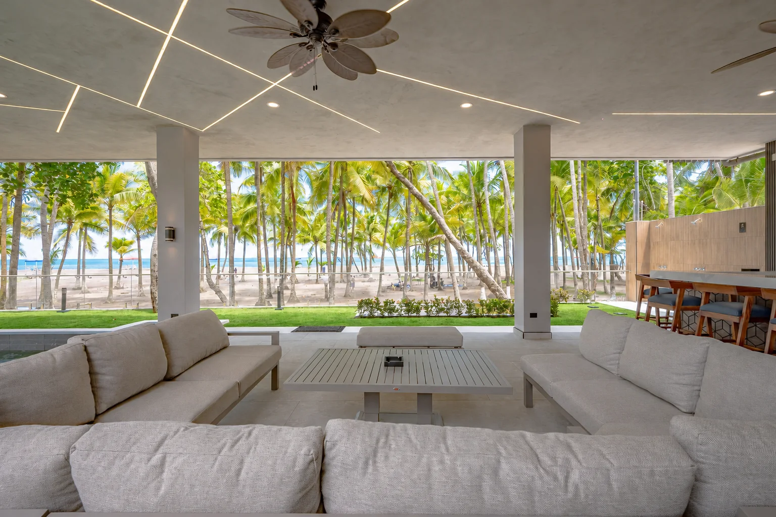 Large sectional facing the beach and palm grove