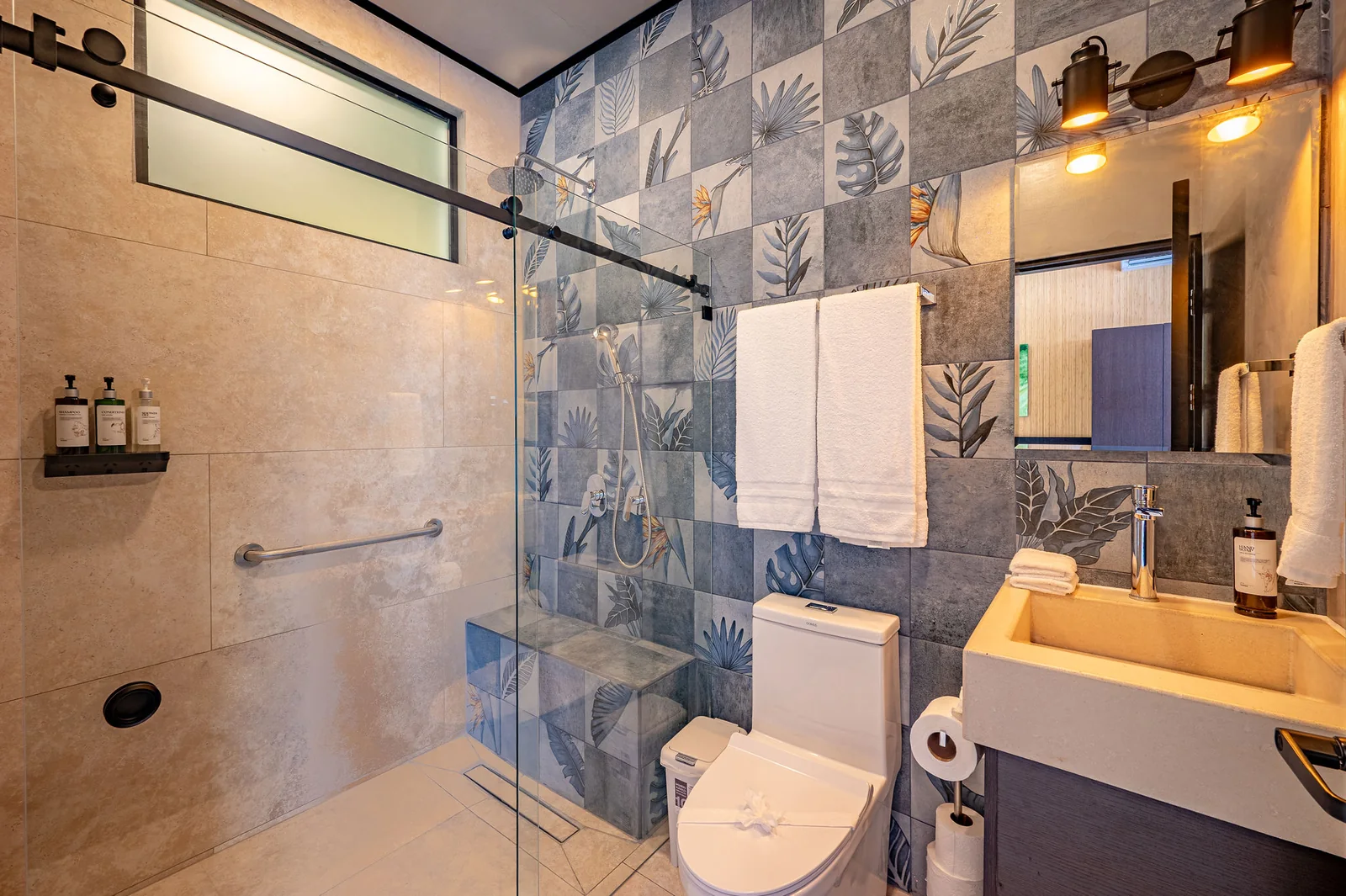 Ensuite bath with patterned slate tile
